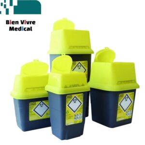 Quatre collecteurs de déchets DASRI Récipient SHARPSAFE® avec corps gris, couvercles jaunes de sécurité, et le logo Bien Vivre Médical en haut à gauche.