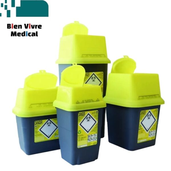 Quatre collecteurs de déchets DASRI Récipient SHARPSAFE® avec corps gris, couvercles jaunes de sécurité, et le logo Bien Vivre Médical en haut à gauche.